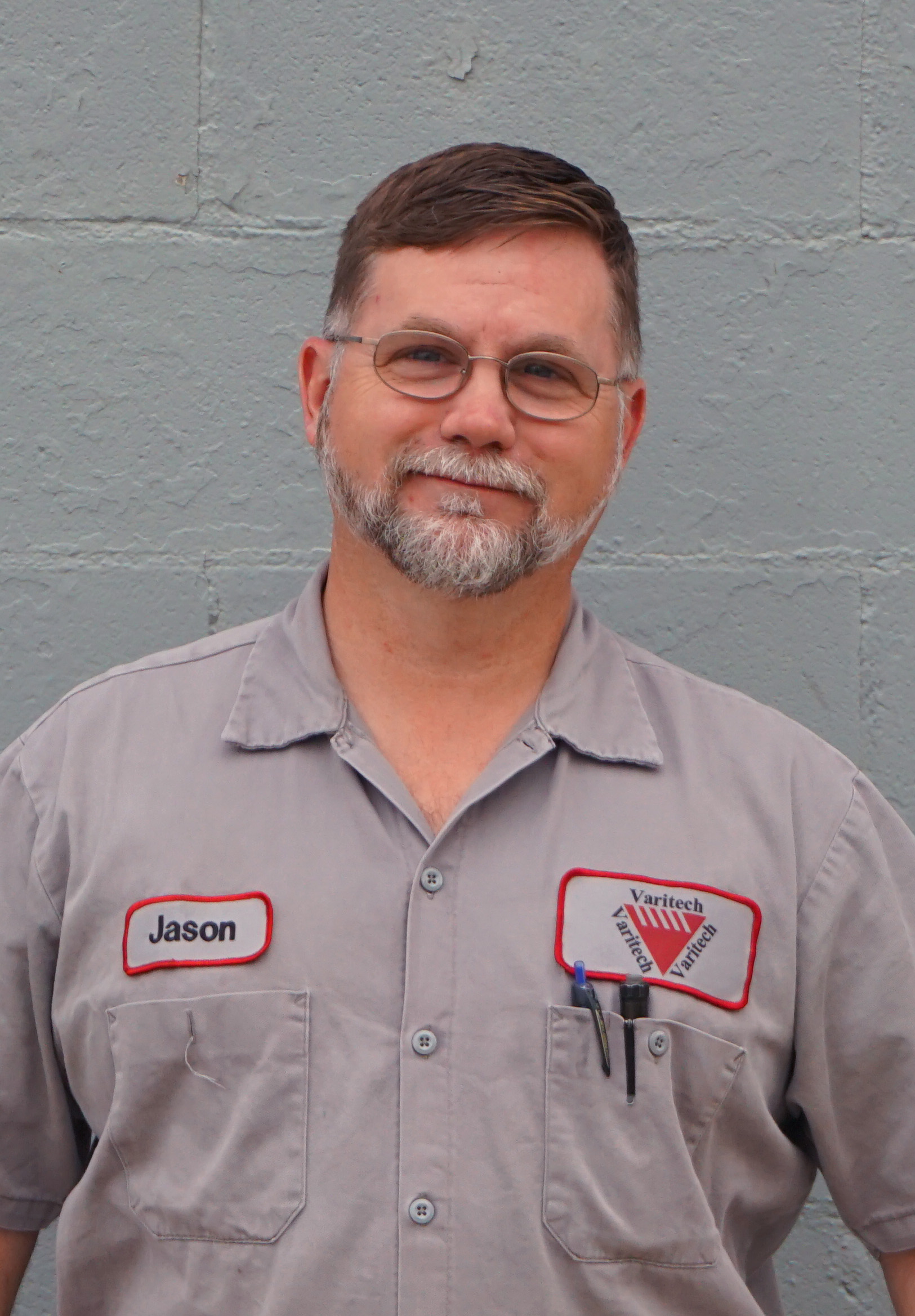 64627e167448f2470d6b0307_DSC081159 Varitech team member helping customers with whole-home and commercial backup power